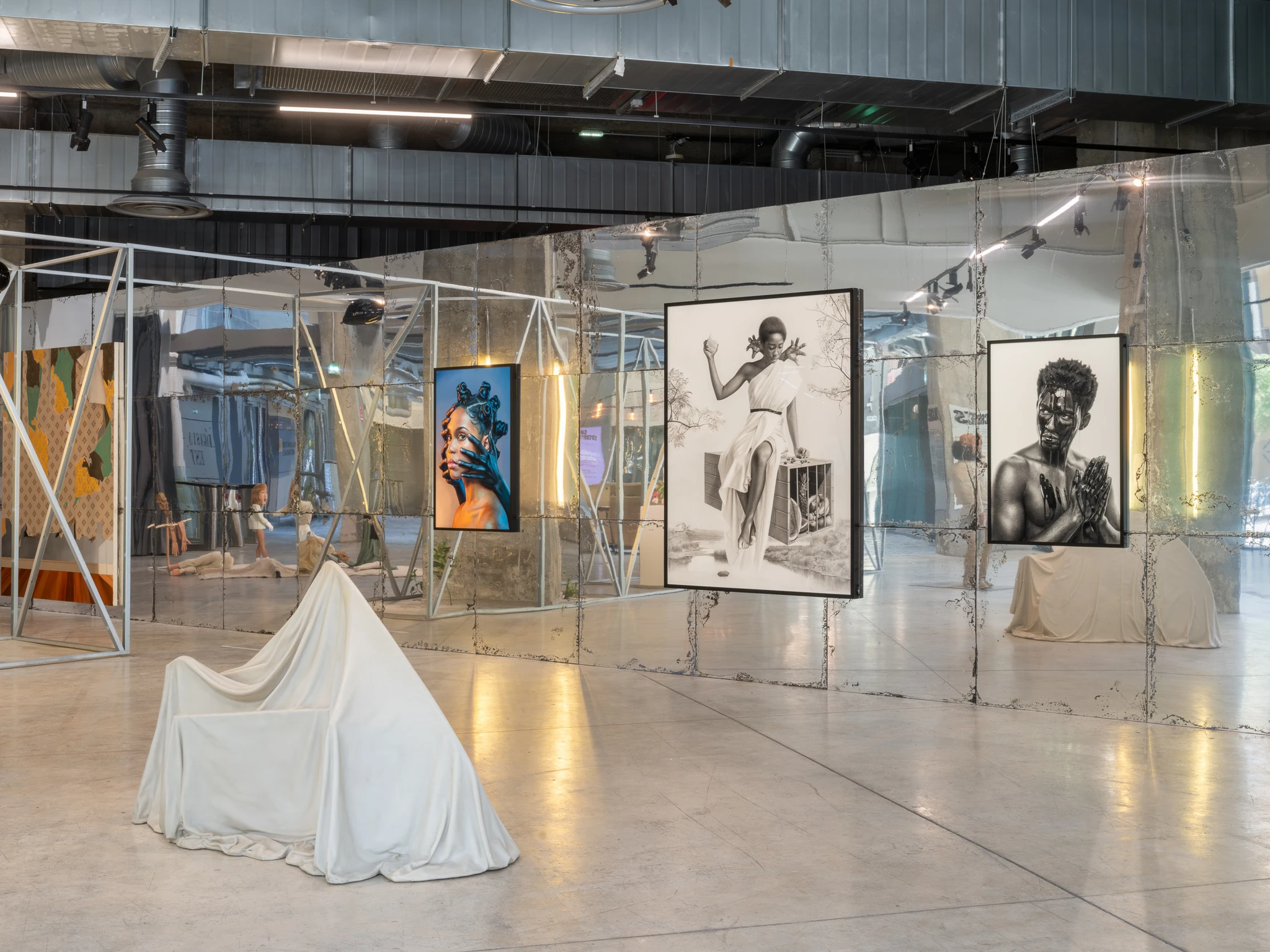 Les Magasins Généraux présentent l’exposition collective « Simulacres » du 25 juin au 27 septembre 2026. Les artistes exposé·es Pauline Bastard, Laura Bottereau & Marine Fiquet, Alice Brygo, Julian Charrière, Carlos Cruz-Diez, Sarah-Anaïs Desbenoit, Marine Ducroux-Gazio, Lou Fauroux, Mayara Ferrão, Ryan Gander, Dhewadi Hadjab, Holly Herndon & Mat Dryhurst, Ann Veronica Janssens, Tony Matelli, Maria Mavropoulou, Iván Navarro, Bill Posters, Arinze Stanley, Julius von Bismarck.
